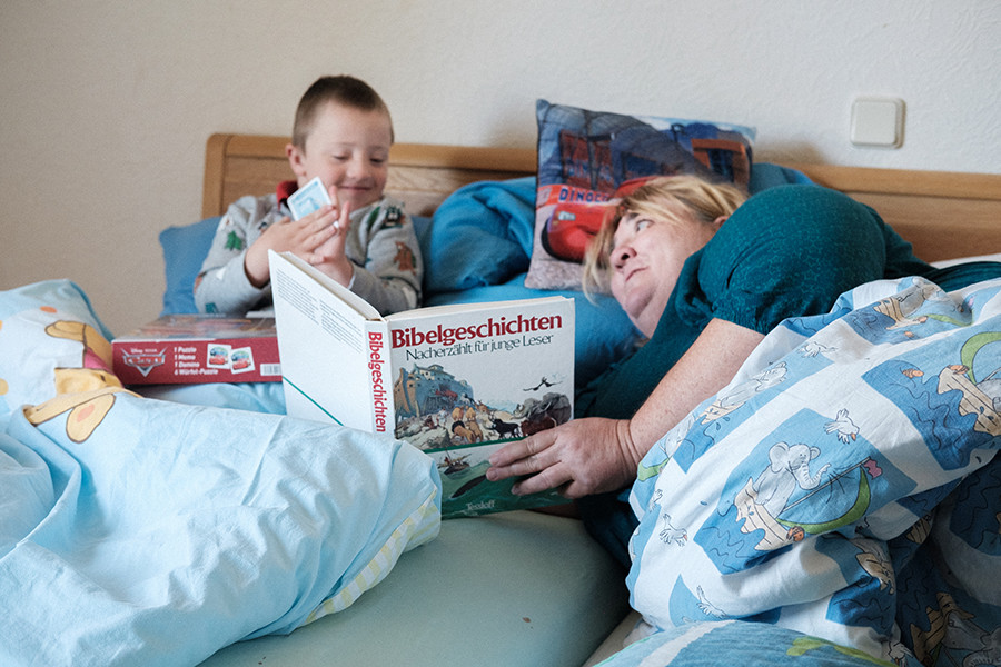 Mutter und Sohn lesen Bibelgeschichten
