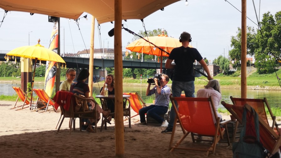 Der Dreh zur Preisübergabe Kindermedienpreis „Das Mädchen mit den langen Haaren“ fand am Neckarstrand in Mannheim statt.