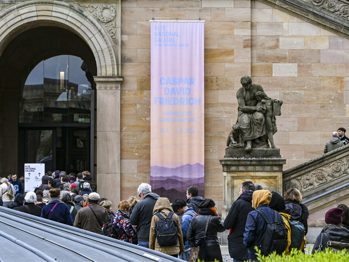 Zahlreiche Besucher stehen vor der Alten Nationalgalerie, um die Ausstellung "Caspar David Friedrich. Unendliche Landschaftenâ" anzuschauen