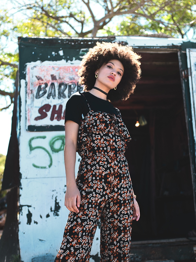 afrikanisches Model mit Afro Bob