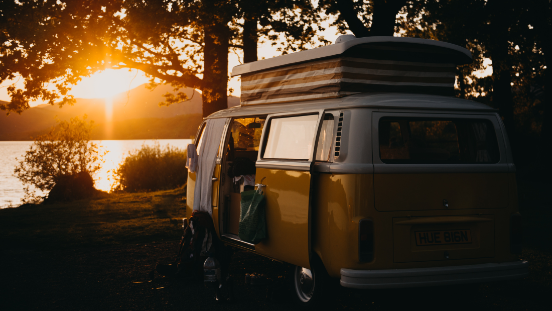 Campervan vor Sonnenuntergang