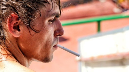 Ein junger Mensch mit Zigarette