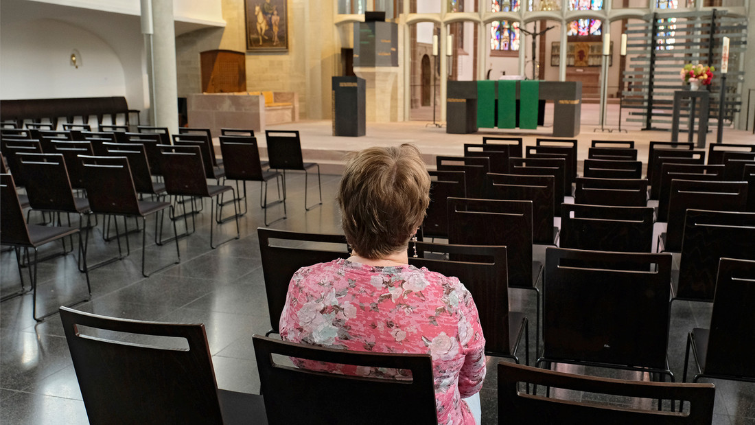 Frau sitzt in der Martinskirche in Kassel