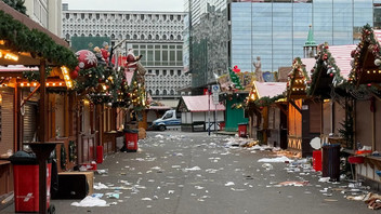 Verwaiste Weihnachtsmarktbuden nach dem Amoklauf 