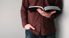 Mann mit Bibel in der Hand