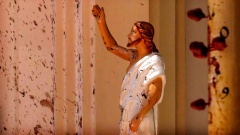 Blutflecken sind an der Wand und auf einer Jesus Christus-Figur in der durch eine Explosion beschädigte St.-Sebastians-Kirche in Sri Lanka.
