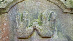 Segnende Hände auf Grabstein