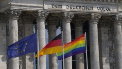 Regenbogenflagge vor dem Reichstagsgebäude