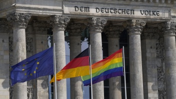 Eine Regenbogenfahne weht vor dem Haupteingang des Reichstagsgebäudes