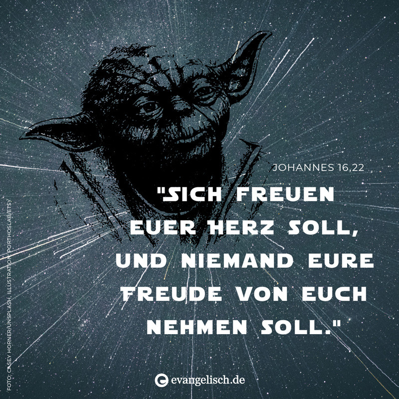 Langzeitbelichtung eines Sternenhimmels, mit dem Kopf von Yoda