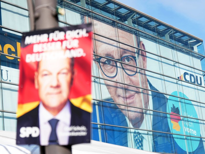 Ein Wahlplakat der SPD hängt vor dem Konrad-Adenauer-Haus mit dem Konterfei des CDU-Bundesvorsitzenden Merz. Die Gremien der Bundesparteien kommen nach der Wahl zum 21. Deutschen Bundestag zu Beratungen zusammen