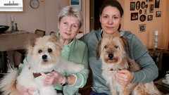 Mirre Jensen (r) unterstützt Seniorin Ute Haßlinger (l) in Hamburg bei der Versorgung ihrer zwei Hunde