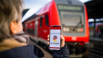 Das 49 Euro D-Ticket auf dem Display eines Smartphones (Fotomontage) 