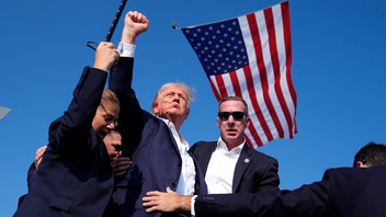 Präsident Donald Trump reckt die Faust hoch bei einer Wahlkampfveranstaltung in Butler
