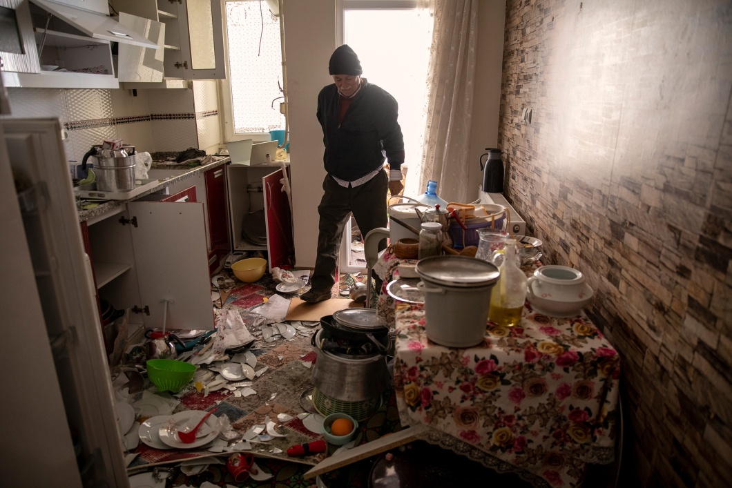 Ein Mann läuft am 13. Februar in Kahramanmaraş durch die Trümmer seiner Küche.