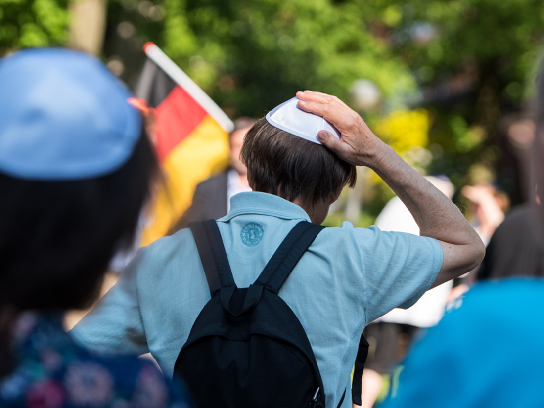 Teilnehmer des "Kippa Tag Hamburg" tragen Kippot. 