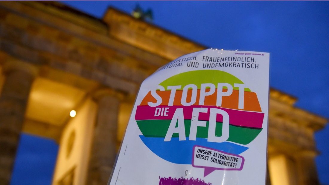 Brandenburger Tor in Berlin mit Anti-AfD-Schild 