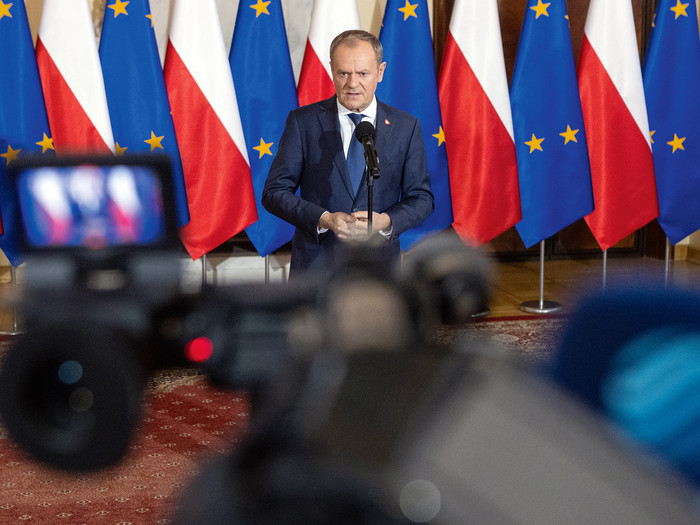 Der polnische Premierminister Donald Tusk spricht während einer Pressekonferenz nach einer Regierungssitzung in Warschau, Polen, am 3. Januar 2024 