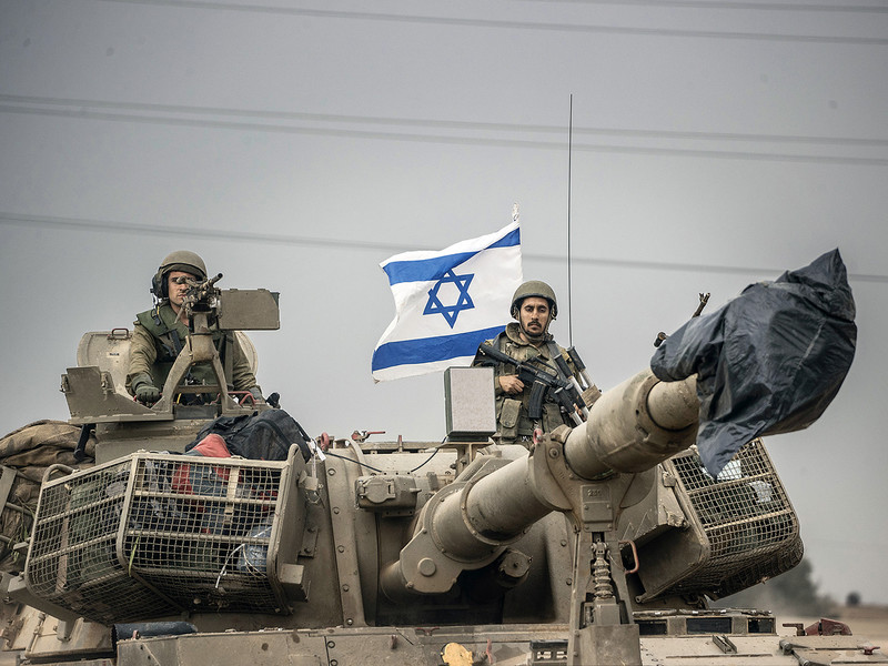 Israelische Soldaten auf einem Panzer bewegen sich nahe der Grenze zum Gazastreifen 