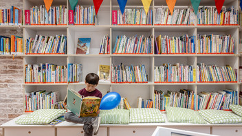 Junge in Internationaler Jugendbibliothek in München