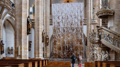 Das Fastentuch mit dem Titel "Ecce Homo - Siehe, der Mensch!" des Künstlers Michael Morgner hängt im Dom St. Marien in Freiberg, Sachsen