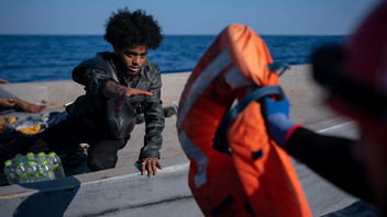 Open Arms rettet Mann im Mittelmeer