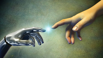 Roboterhand und menschliche Hand 