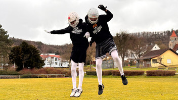 Zwei Schüler von der Unicorn Academy im Evangelischen Schulzentrum Michelbach bei Schwäbisch Hall trainieren Football.