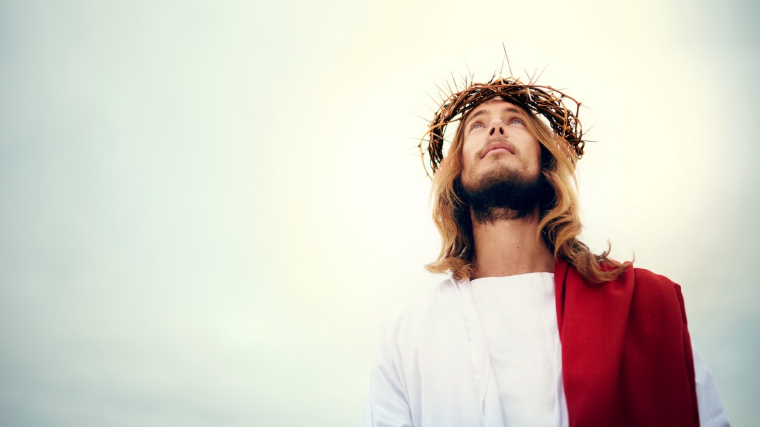 Junger Mann als Jesus verkleidet