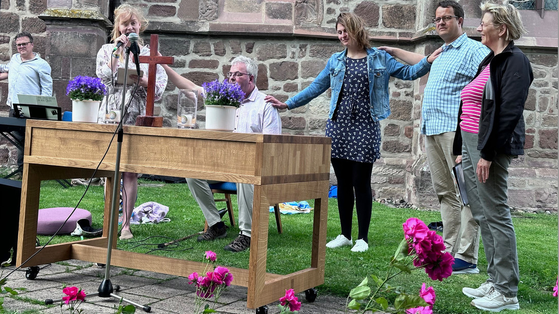 Altar auf Rädern beim Gottesdiensteinsatz vor der Kirche