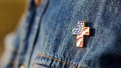 Kreuz-Pin mit Amerika Fahne an Jeansjacke 