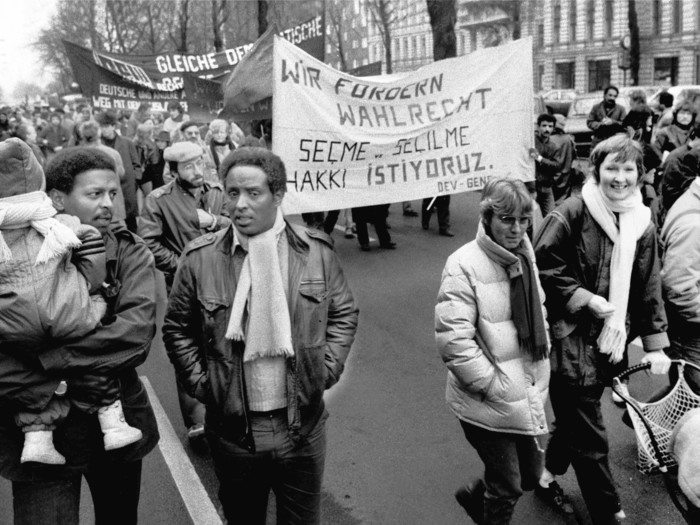 Berlin, 9. März 1985. Der CDU-Senat hat die Ausländer-Politik verschärft, was zu Demonstrationen verschiedener Ausländer-Gruppen führt.