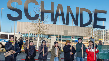 Demonstration gegen Migrationspolitik vor dem CDU-Bundesparteitag im CityCube auf dem Berliner Messegelände. 