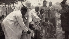 Deutsche Missionare taufen in Deutsch-Ostafrika Eingeborene 