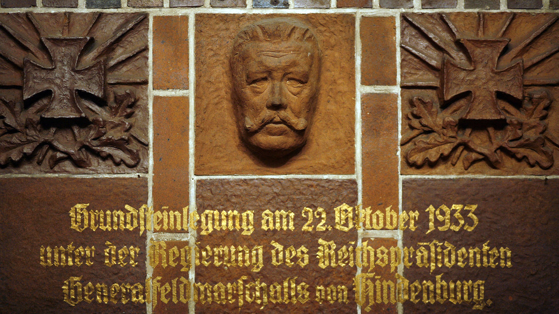 Relief des Reichspräsidenten Paul von Hindenburg in der Vorhalle der Martin-Luther-Gedächtniskirche