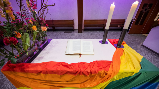 Altar mit dekoriert in Regenbogen-Farben