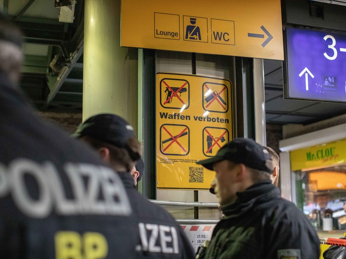 Die Bundespolizei hat zusammen mit der Landespolizei, DB Sicherheit und der Hochbahn am Hamburger Hauptbahnhof in der Samstagnacht die Waffenkontrollzone kontrolliert. Diverse Waffen wurden sichergestellt. 