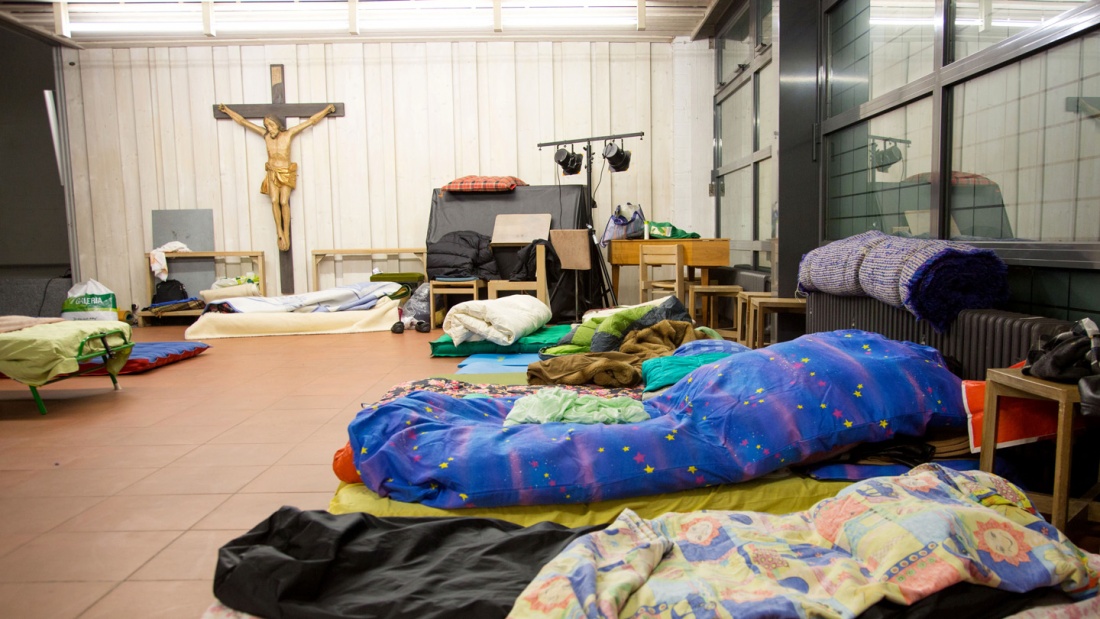 Kircheninnenraum mit Schlafsäcken
