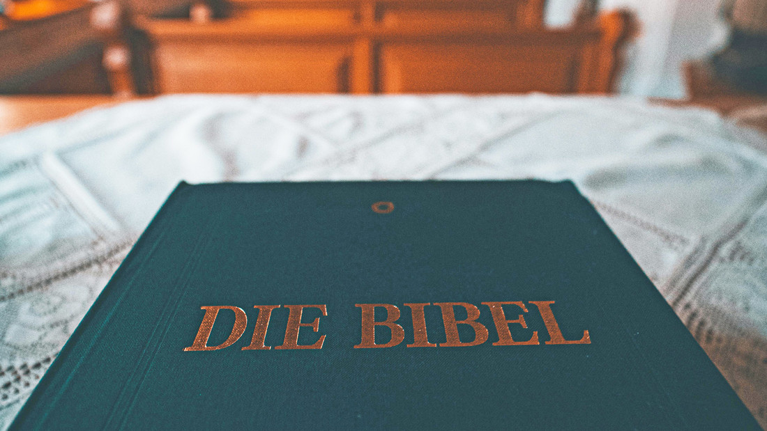 Deutsche Bibel in Kirche