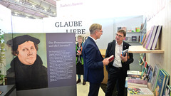 Volker Jung steht auf der Frankfurter Buchmesse  auf dem Gemeinschaftsstand des EMVD und des GEP.