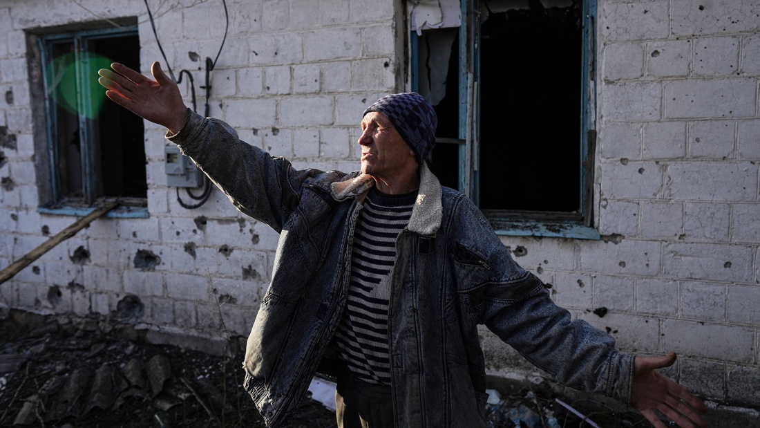 Viktor zeigt Schäden an seinem Haus in der Ukraine