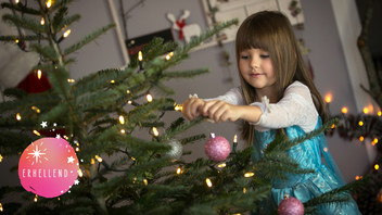 Mädchen. schmückt den Weihnachtsbaum