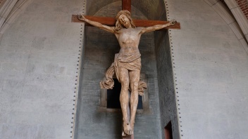 Eine Statue von Jesus am Kreuz in einer Kirche