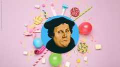Martin Luther umgeben von Partyaccessoires