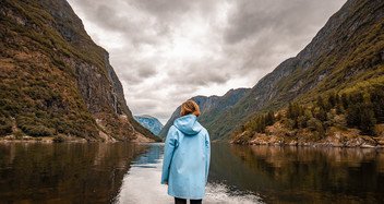 Frau an norwegischem Fjord