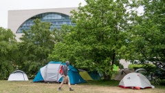 We4Future-Camp auf einer Wiese vor dem Bundeskanzleramt 