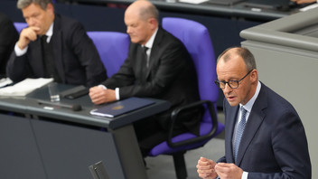 Friedrich Merz antwortet im Bundestag auf die Rede von Bundeskanzler Olaf Scholz, der im Hintergrund mit Robert Habeck sitzt