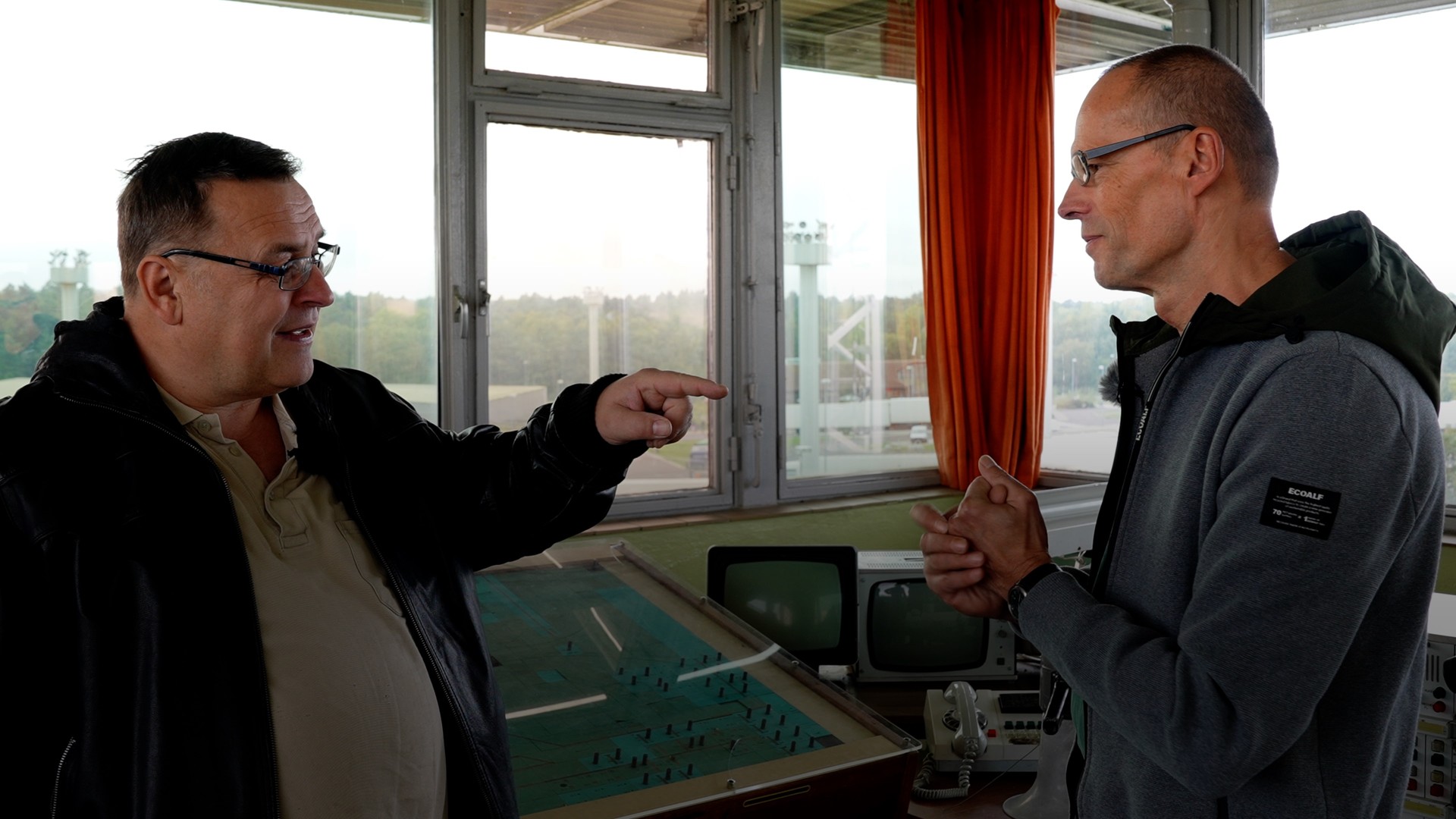 Peter Valdueza (links) und Marc-Dietrich Ohse treffen bei der Gedenkstätte Deutsche Teilung Marienborn aufeinander.