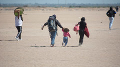 Migranten laufen durch die Wüste