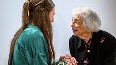 Margot Friedländer, Holocaust-Überlebende, gratuliert bei der Verleihung des Margot-Friedländer-Preises einer Schülerin der Gesamtschule Waldbröl. Der Preis der Schwarzkopf-Stiftung Junges Europa geht an Schüler und Schülerinnen aus ganz Deutschland, die s